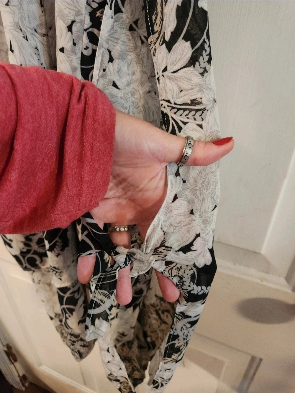 Cato Black and White Floral V-Neck Long-Sleeve Top - Picture 8 of 8